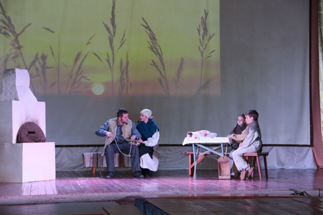 До Дня пам'яті жертв голодоморів  у комунальному закладі  «Чаплинський культурно-мистецький Центр»  пройшло театралізоване дійство «Світло»